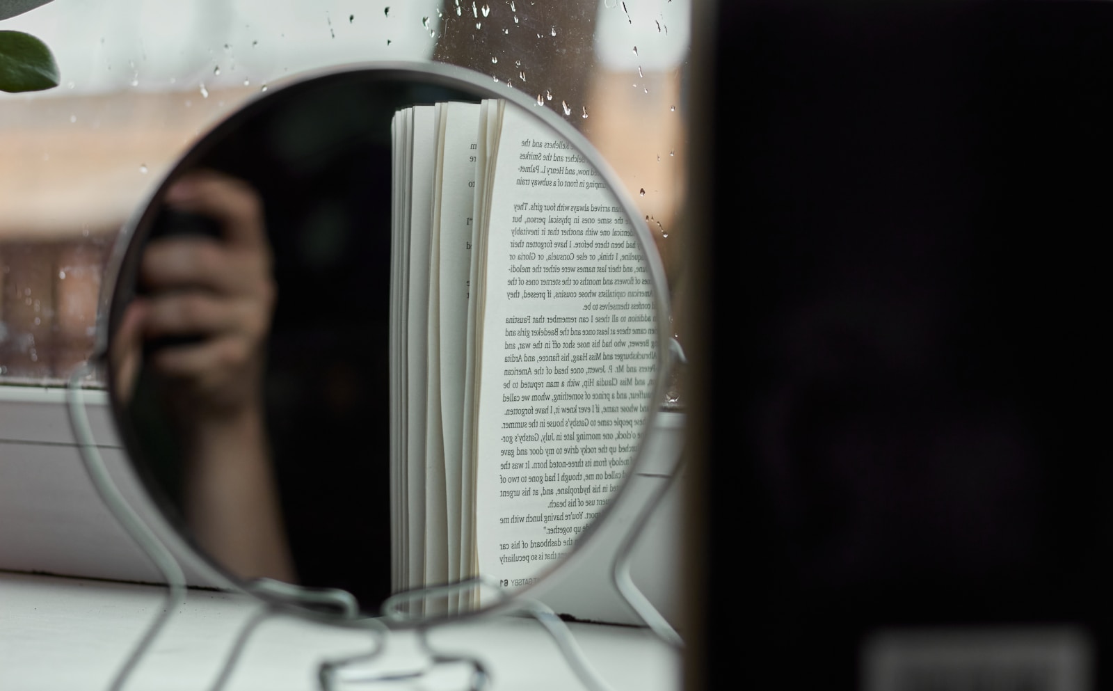 Zauroczające światło słów – Zdjęcie z książką jako inspiracja dla sztuki